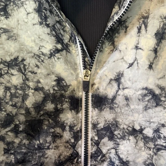 NWOT Stylish Gray Tie-Dye Sleeveless Vest - Picture 3 of 6